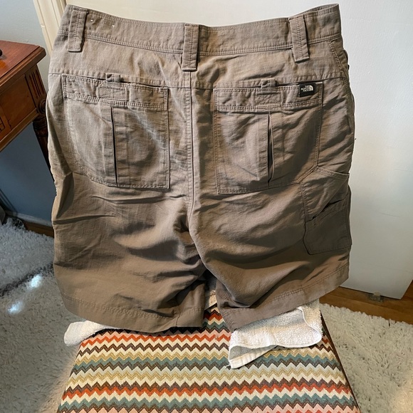 Men’s North Face dark tan shorts - Picture 4 of 4